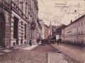 Trutnov/Trautenau 06 - Horská ulice. Pohled směrem k náměstí někdy okolo roku 1900. Vlevo budova staré kovárny a blíže k náměstí německá reálka, postavená v roce 1873 stavitelem Adolfem Bohatym (1845 – 1920). Na pravé straně ulice se nacházel Tischlerův restaurant čp.1, známý spíše pod označením „Stadt Hamburg“ (Město Hamburk), okolo roku 1930 jako „Hotel Gaber“. V barokním domě zcela vpravo, tam kde dnes stojí obchodní dům Máj, provozoval na počátku 20. století řeznickou a uzenářskou živnost Wenzel Prokop a po něm ve třicátých letech Karl Prokop. (Zdroj: Mgr. Roman Reil - SOKA Trutnov)